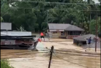Sertu Giman Syahputra, meniti kabel untuk mengevakuasi keluarga yang terjebak banjir di Aceh Tamiang Foto: Dok. Istimewa