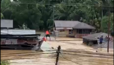 Sertu Giman Syahputra, meniti kabel untuk mengevakuasi keluarga yang terjebak banjir di Aceh Tamiang Foto: Dok. Istimewa