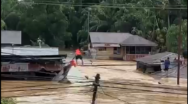 Sertu Giman Syahputra, meniti kabel untuk mengevakuasi keluarga yang terjebak banjir di Aceh Tamiang Foto: Dok. Istimewa