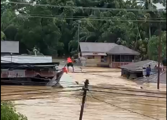 Sertu Giman Syahputra, meniti kabel untuk mengevakuasi keluarga yang terjebak banjir di Aceh Tamiang Foto: Dok. Istimewa