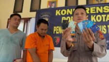 Salah seorang pelaku pembobol ATM dengan modus ganjal mesin ATM yang diamankan polisi.