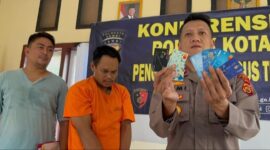 Salah seorang pelaku pembobol ATM dengan modus ganjal mesin ATM yang diamankan polisi.