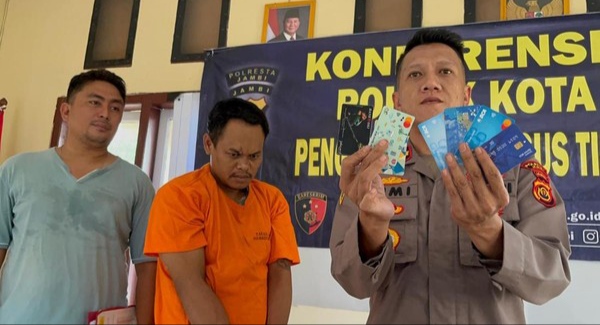 Salah seorang pelaku pembobol ATM dengan modus ganjal mesin ATM yang diamankan polisi.