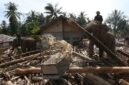 Gajah Sumatera jinak yang ditunggangi mahout bersama petugas BKSDA Aceh dan personel Polri membersihkan puing kayu yang menutupi jalan dan permukiman warga akibat bencana alam di Desa Meunasah Bie, Pidie Jaya, Aceh, Senin (8/12/2025). Foto: Irwansyah Putra/ANTARA FOTO