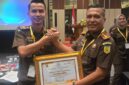 Kasi Pidsus Kejaksaan Negeri Sungai Penuh Yogi Purnomo menerima penghargaan dari Kejati Jambi. 