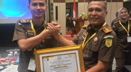 Kasi Pidsus Kejaksaan Negeri Sungai Penuh Yogi Purnomo menerima penghargaan dari Kejati Jambi. 