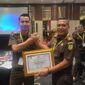 Kasi Pidsus Kejaksaan Negeri Sungai Penuh Yogi Purnomo menerima penghargaan dari Kejati Jambi. 
