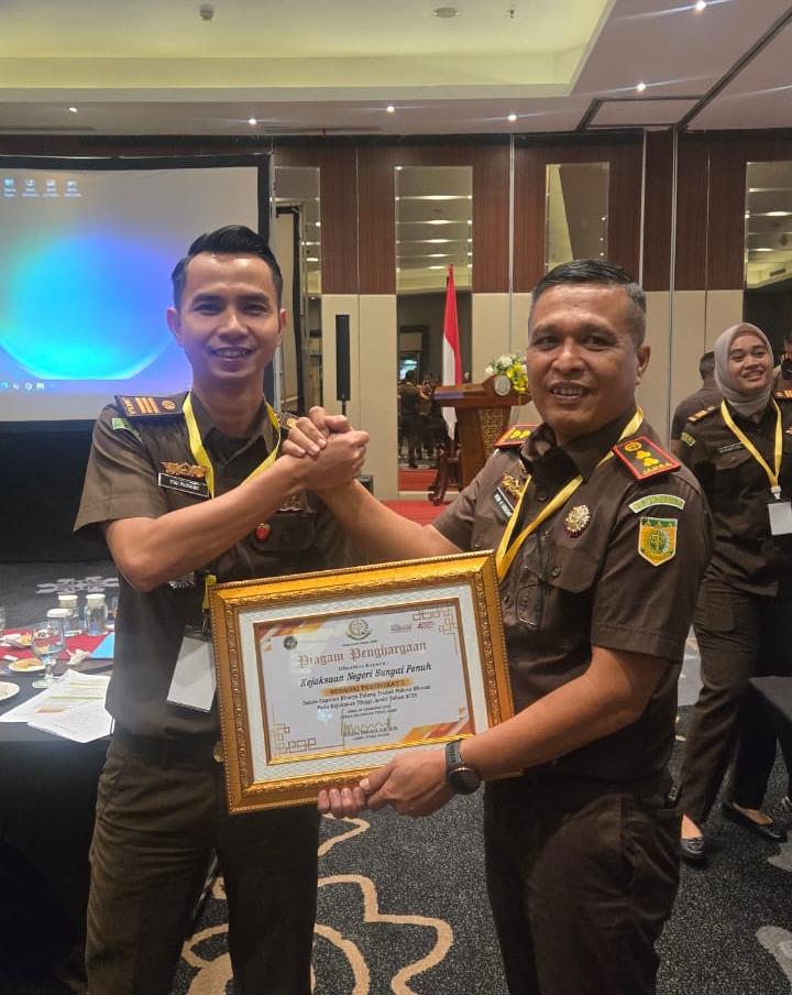 Kasi Pidsus Kejaksaan Negeri Sungai Penuh Yogi Purnomo menerima penghargaan dari Kejati Jambi. 