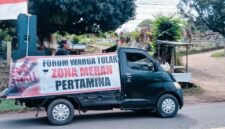 Warga Kota Jambi yang terdampak penetapan status zona merah menggelar aksi unjuk rasa pada Senin (24/11/2025)