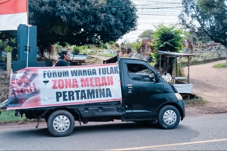 Warga Kota Jambi yang terdampak penetapan status zona merah menggelar aksi unjuk rasa pada Senin (24/11/2025)