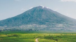 Pengalihan fungsi lahan di Kaki Gunung Kerinci. 