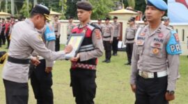 Kapolres Merangin resmi memberhentikan tidak dengan hormat (PTDH) salah satu anggotanya, Bripka AF, melalui upacara khusus yang digelar di lapangan apel Mapolres Merangin pada Senin (8/12/2025). 