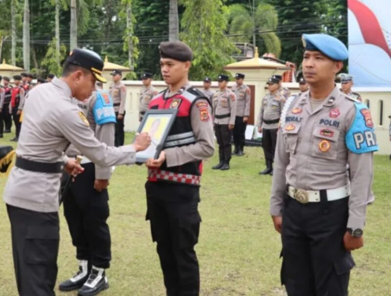 Kapolres Merangin resmi memberhentikan tidak dengan hormat (PTDH) salah satu anggotanya, Bripka AF, melalui upacara khusus yang digelar di lapangan apel Mapolres Merangin pada Senin (8/12/2025). 