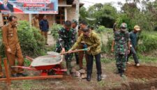 Peletakan batu pertama pembangunan fasilitas Koperasi Desa Merah Putih (KDMP) di Desa Aur Duri, Kecamatan Pondok Tinggi, Selasa (9/12). Foto : Diskiminfo Sungaipenuh