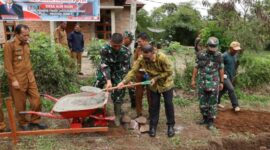 Peletakan batu pertama pembangunan fasilitas Koperasi Desa Merah Putih (KDMP) di Desa Aur Duri, Kecamatan Pondok Tinggi, Selasa (9/12). Foto : Diskiminfo Sungaipenuh