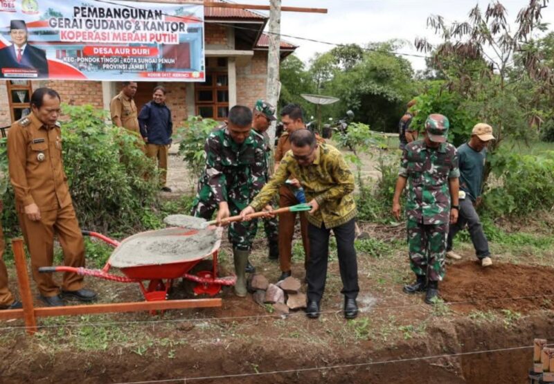 Peletakan batu pertama pembangunan fasilitas Koperasi Desa Merah Putih (KDMP) di Desa Aur Duri, Kecamatan Pondok Tinggi, Selasa (9/12). Foto : Diskiminfo Sungaipenuh