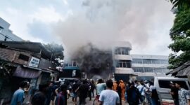 Kebakaran yang melanda gedung penjualan drone milik Terra Drone di Kemayoran, Jakarta Pusat, Selasa (9/12/2025) siang. 