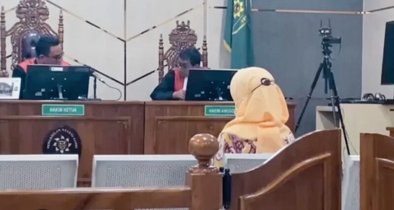 Suliyanti, mantan anggota DPRD Provinsi Jambi menjalani sidang vonis. 