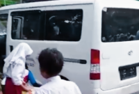 Mobil operasional program Makan Bergizi Gratis (MBG) tiba-tiba masuk ke halaman SDN Kalibaru 01 Pagi, Cilincing, Jakarta Utara, dan menabrak sejumlah siswa pada Kamis (11/12/2025). 