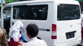 Mobil operasional program Makan Bergizi Gratis (MBG) tiba-tiba masuk ke halaman SDN Kalibaru 01 Pagi, Cilincing, Jakarta Utara, dan menabrak sejumlah siswa pada Kamis (11/12/2025). 