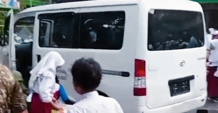 Mobil operasional program Makan Bergizi Gratis (MBG) tiba-tiba masuk ke halaman SDN Kalibaru 01 Pagi, Cilincing, Jakarta Utara, dan menabrak sejumlah siswa pada Kamis (11/12/2025). 