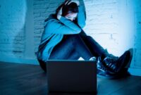 Ilustrasi Seorang Anak Mengalami Trauma setelah main Medsos. 