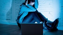 Ilustrasi Seorang Anak Mengalami Trauma setelah main Medsos. 