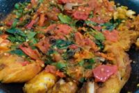 Ayam Goreng Penyet Kemangi Gurih Pedas. 