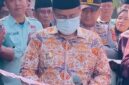 Wali Kota Jambi Dr. dr. H. Maulana, M.K.M saat meluncurkan program Operator Pengumpul Sampah Berbasis Masyarakat (OPBM) di Aula Kantor Camat Pelayangan, Sabtu (7/2/2026). 