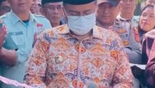 Wali Kota Jambi Dr. dr. H. Maulana, M.K.M saat meluncurkan program Operator Pengumpul Sampah Berbasis Masyarakat (OPBM) di Aula Kantor Camat Pelayangan, Sabtu (7/2/2026). 