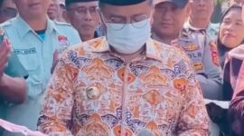 Wali Kota Jambi Dr. dr. H. Maulana, M.K.M saat meluncurkan program Operator Pengumpul Sampah Berbasis Masyarakat (OPBM) di Aula Kantor Camat Pelayangan, Sabtu (7/2/2026). 