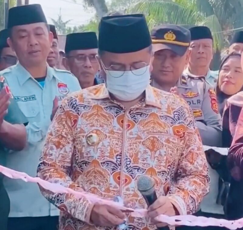 Wali Kota Jambi Dr. dr. H. Maulana, M.K.M saat meluncurkan program Operator Pengumpul Sampah Berbasis Masyarakat (OPBM) di Aula Kantor Camat Pelayangan, Sabtu (7/2/2026). 