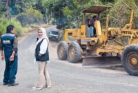 Kepala Dinas PUPR Kerinci, Maya Novefry, turun langsung meninjau proses pekerjaan di lapangan