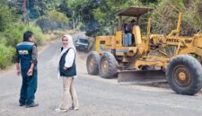 Kepala Dinas PUPR Kerinci, Maya Novefry, turun langsung meninjau proses pekerjaan di lapangan