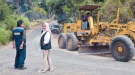 Kepala Dinas PUPR Kerinci, Maya Novefry, turun langsung meninjau proses pekerjaan di lapangan