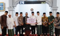 Wali Kota Sungai Penuh Safari Ramadan di Masjid Taqwa, Serahkan Bantuan Pembangunan