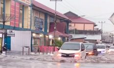 Hujan Deras Picu Banjir di Depan Kampus AMIK Depati Parbo, Kendaraan Sempat Kesulitan Melintas