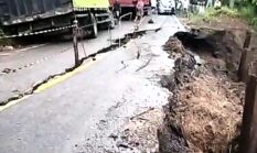 Jalan Nasional Sungai Penuh–Tapan Amblas di KM 4 Puncak, Pengendara Diminta Berhati-hati