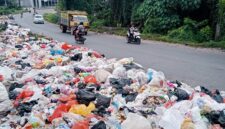 Terlihat sampah menumpuk beberapa waktu yang lalu di Kota Jambi. 