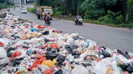 Terlihat sampah menumpuk beberapa waktu yang lalu di Kota Jambi. 