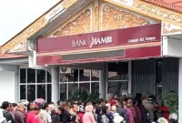 Antrian di Bank Jambi Cabang Sungai Penuh. 