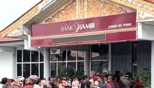 Antrian di Bank Jambi Cabang Sungai Penuh. 