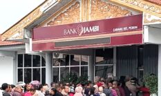 Mobile Banking Bank Jambi Belum Pulih, Warga Rela Antre Sejak Pagi