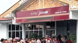 Antrian di Bank Jambi Cabang Sungai Penuh. 