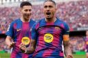 Penyerang Barcelona Raphinha (11) merayakan keberhasilannya mencetak gol ketiga ke gawang Sevilla pada pertandingan Liga Spanyol di Stadion Camp Nou, Spanyol, Minggu (15/3/2026) waktu setempat
