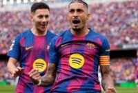 Penyerang Barcelona Raphinha (11) merayakan keberhasilannya mencetak gol ketiga ke gawang Sevilla pada pertandingan Liga Spanyol di Stadion Camp Nou, Spanyol, Minggu (15/3/2026) waktu setempat