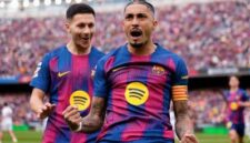 Penyerang Barcelona Raphinha (11) merayakan keberhasilannya mencetak gol ketiga ke gawang Sevilla pada pertandingan Liga Spanyol di Stadion Camp Nou, Spanyol, Minggu (15/3/2026) waktu setempat