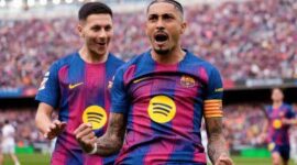 Penyerang Barcelona Raphinha (11) merayakan keberhasilannya mencetak gol ketiga ke gawang Sevilla pada pertandingan Liga Spanyol di Stadion Camp Nou, Spanyol, Minggu (15/3/2026) waktu setempat