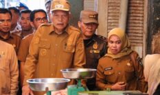 Wawako Sungai Penuh Sidak Pasar Tanjung Bajure, Harga Sembako Jelang Lebaran Stabil