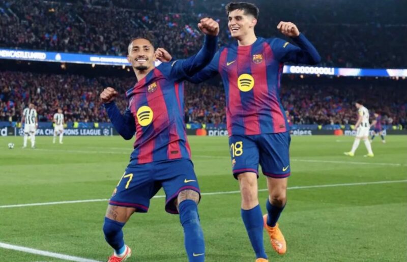 Penyerang Barcelona Raphinha (kiri) merayakan keberhasilannya mencetak gol ke gawang Newcastle pada pertandingan leg kedua babak 16 besar Liga Champions di Stadion Camp Nou, Barcelona, Rabu (18/3/2026) waktu setempat. (Antara/uefa.com)